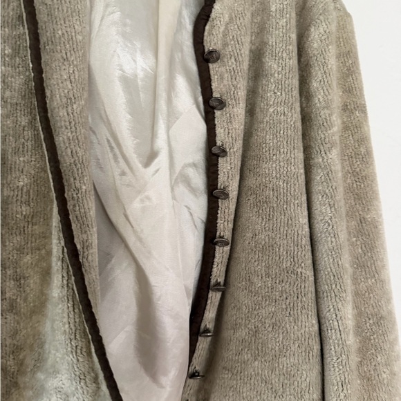 Elegant Beige Button-Up Blazer - Picture 4 of 6